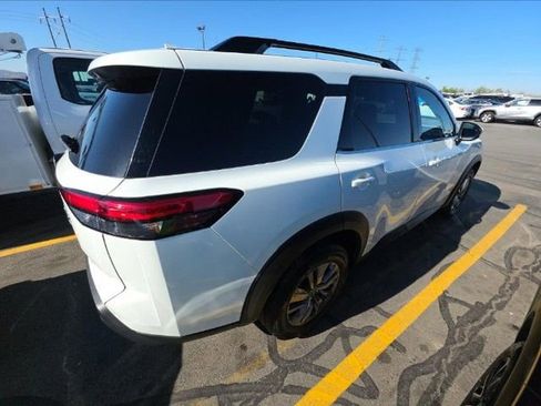 Used 2025 Nissan Pathfinder SV AWD/4WD image 18