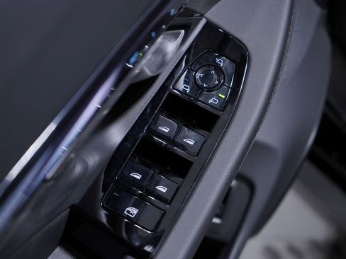 New 2026 BMW 550e xDrive w/ Premium Package image 13