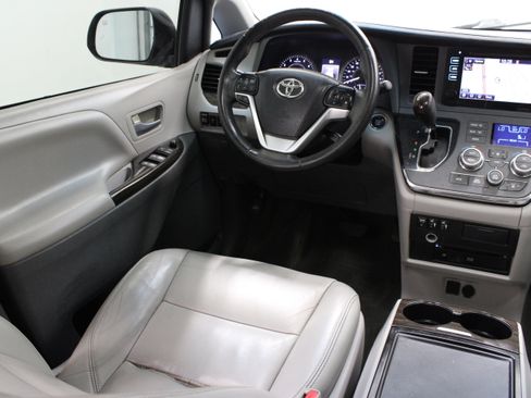 Used 2015 Toyota Sienna XLE Premium FWD image 33