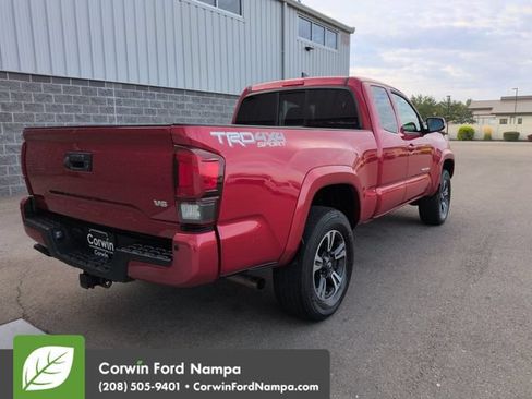 Used 2018 Toyota Tacoma TRD Sport w/ Technology Package AWD/4WD image 3