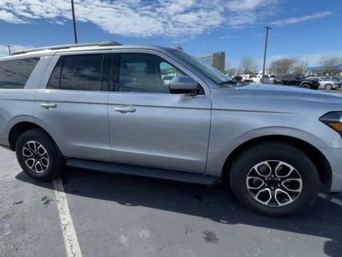 Used 2022 Ford Expedition XLT image 3