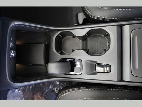 New 2025 Volvo XC40 B5 Core w/ Protection Package Premier image 15