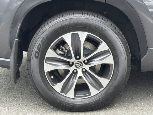 Used 2023 Toyota Highlander XLE AWD/4WD image 9