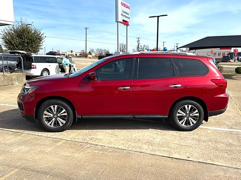 Used 2017 Nissan Pathfinder S image 2