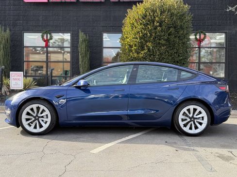Used 2022 Tesla Model 3 Standard Range image 9