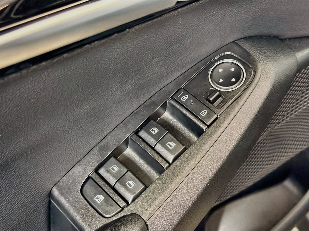 Used 2025 Kia Seltos S AWD/4WD image 19
