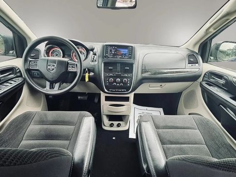 Used 2019 Dodge Grand Caravan SE w/ UConnect Hands-Free Group FWD image 15