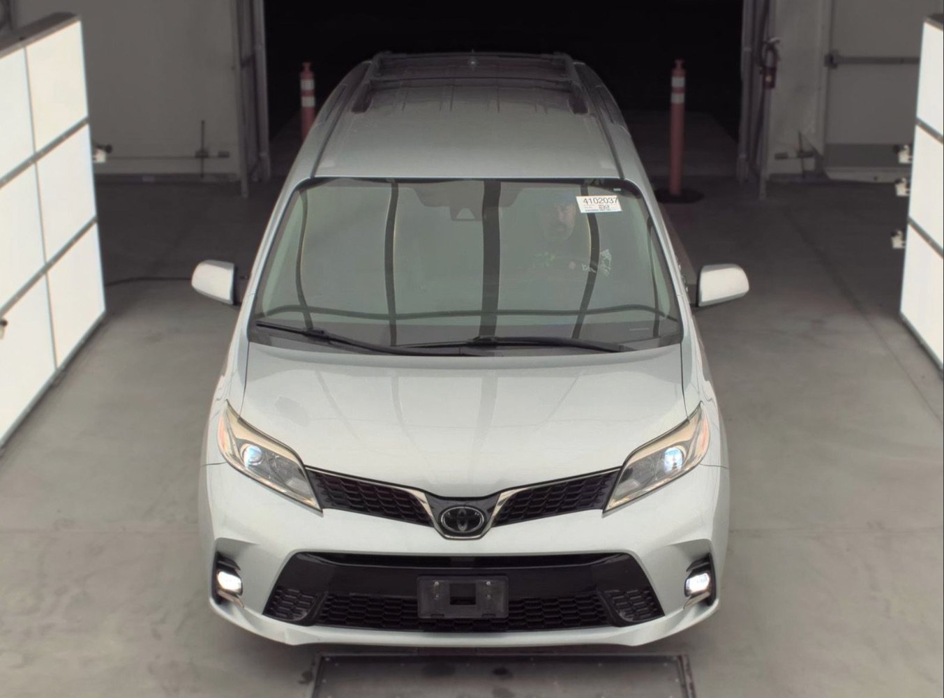 Used 2019 Toyota Sienna SE FWD image 2