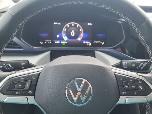 Used 2023 Volkswagen Taos SE w/ Panoramic Sunroof Package image 6