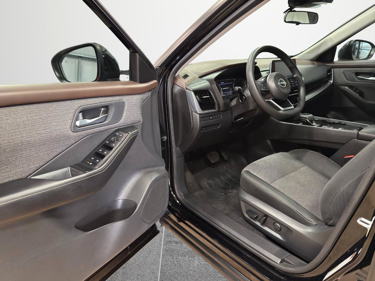 Used 2022 Nissan Rogue SV FWD image 10