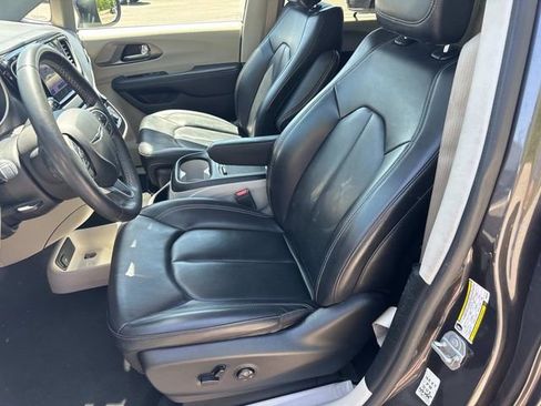 Used 2023 Chrysler Pacifica Touring-L FWD image 25