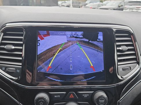 Used 2019 Jeep Grand Cherokee Limited w/ Luxury Group II image 32