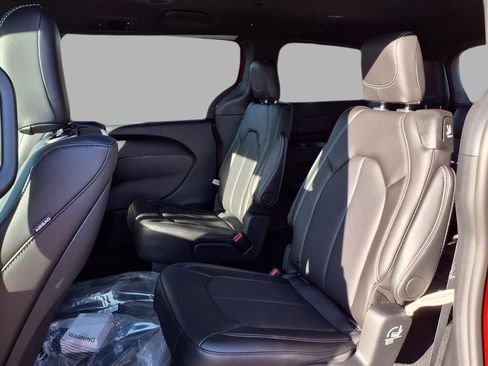 New 2026 Chrysler Pacifica Select image 21