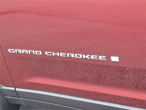 New 2025 Jeep Grand Cherokee 4WD image 18