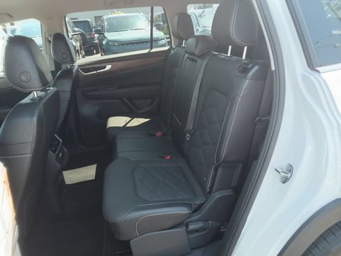 Used 2024 Volkswagen Atlas SE AWD/4WD image 17