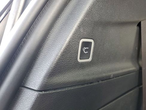 Used 2025 Chrysler Pacifica Select image 33