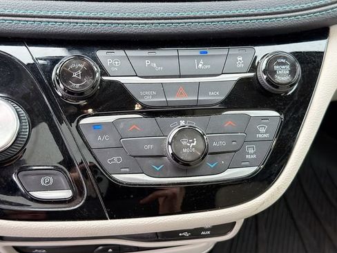 Used 2017 Chrysler Pacifica Platinum FWD image 17