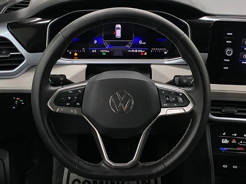 Used 2025 Volkswagen Taos SE image 14