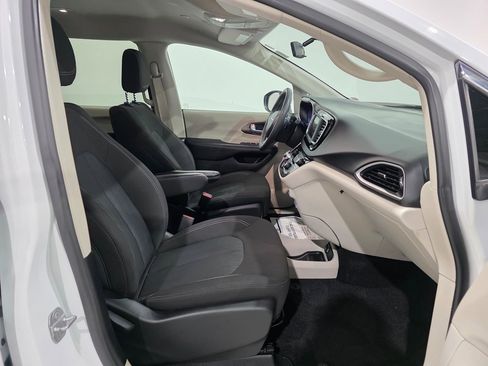 Used 2022 Chrysler Voyager LX image 24