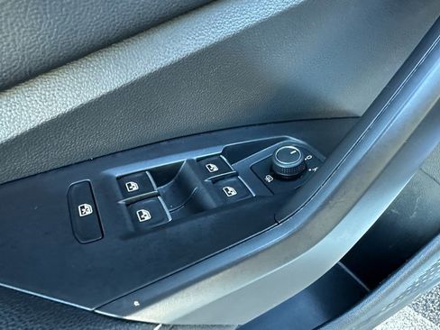 Used 2024 Volkswagen Jetta SE w/ Panoramic Sunroof Package image 21