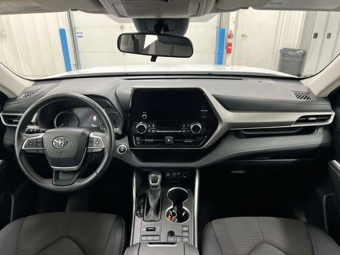 Used 2025 Toyota Highlander LE AWD/4WD image 10