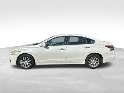 Used 2014 Nissan Altima 2.5 S w/ Display Audio Package FWD image 3