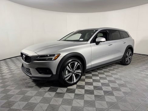 Used 2025 Volvo V60 B5 Cross Country Plus AWD/4WD image 10