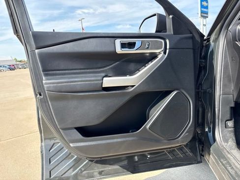 Used 2022 Ford Explorer XLT w/ Equipment Group 202A AWD/4WD image 11