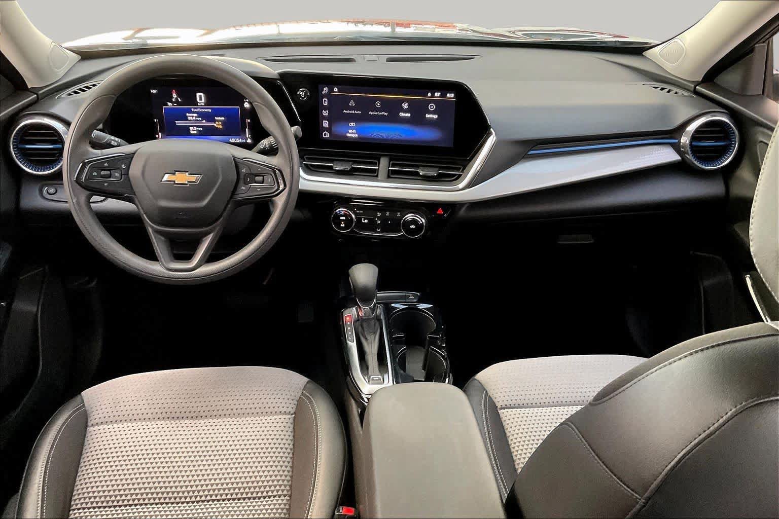 Used 2025 Chevrolet Trax LT w/ LPO, Blackout Package FWD image 15