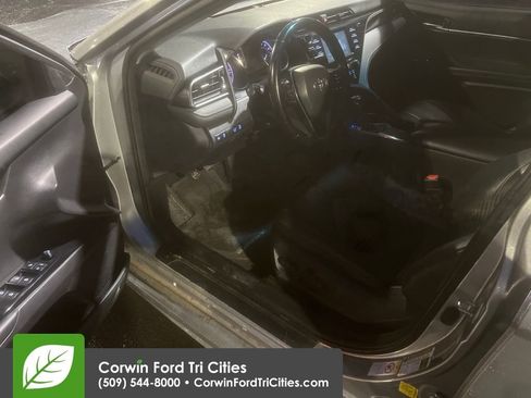 Used 2019 Toyota Camry L image 2