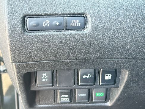 Used 2018 Nissan Rogue SV AWD/4WD image 16