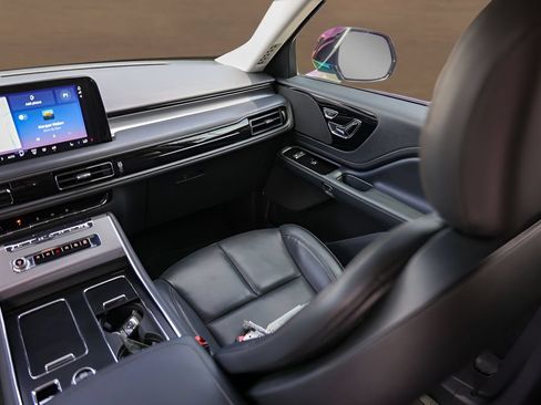 Used 2025 Lincoln Aviator 2WD image 27