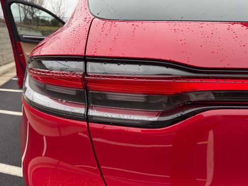 Certified 2025 Porsche Macan image 14