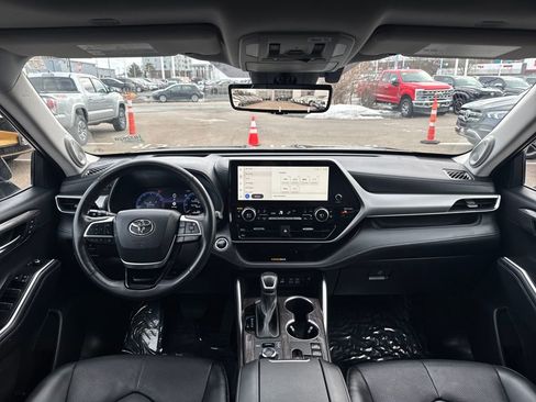 Used 2024 Toyota Highlander Platinum image 12