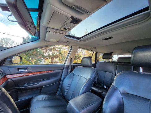 Used 2010 Subaru Outback 2.5i Limited image 11