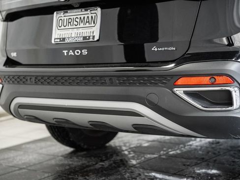 Used 2025 Volkswagen Taos SE w/ Panoramic Sunroof Package image 11