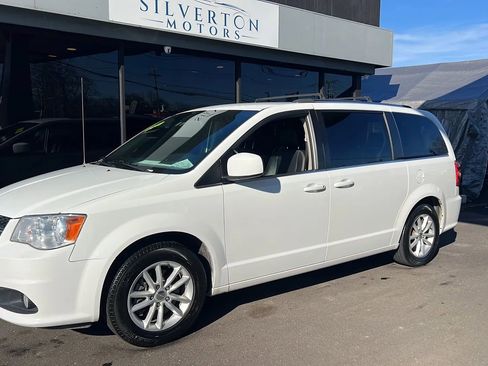 Used 2019 Dodge Grand Caravan SXT image 2