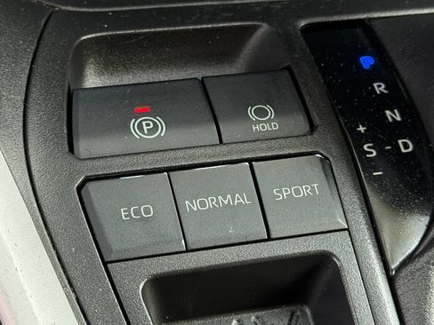 Used 2021 Toyota RAV4 LE FWD image 23