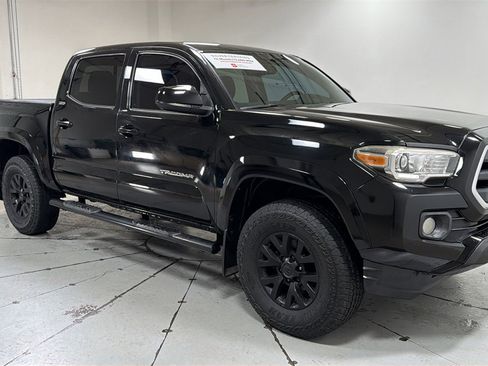Certified 2017 Toyota Tacoma SR5 image 3