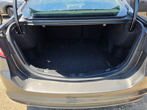 Used 2017 Ford Fusion SE FWD image 8