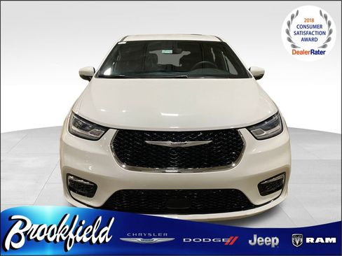 Used 2023 Chrysler Pacifica Touring image 2