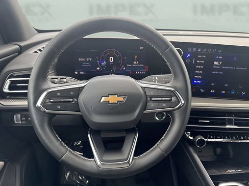 Used 2025 Chevrolet Traverse LT FWD image 14