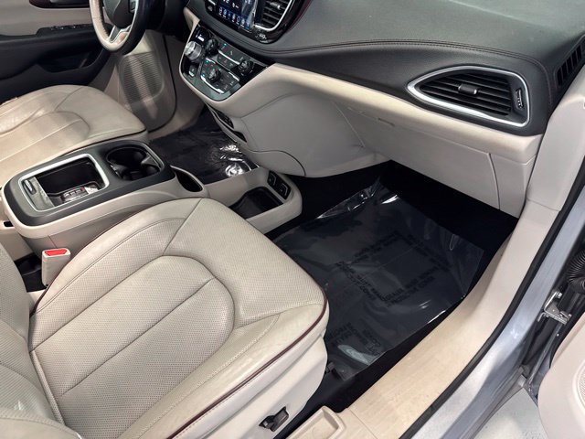 Used 2020 Chrysler Pacifica Limited FWD image 32