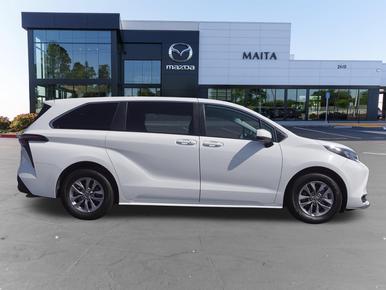 Used 2025 Toyota Sienna LE FWD image 2