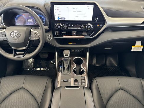 New 2026 Toyota Highlander Platinum AWD/4WD image 12