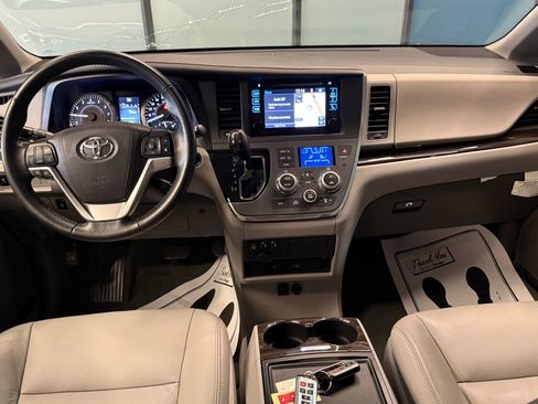 Used 2017 Toyota Sienna XLE Premium AWD/4WD image 9