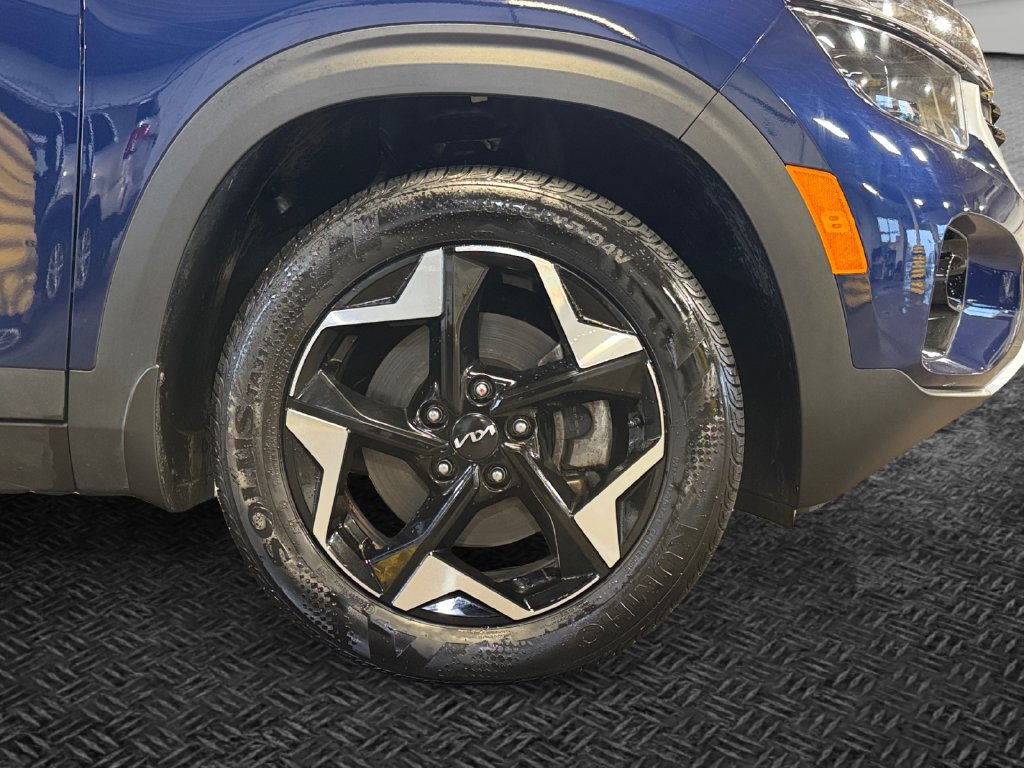 Certified 2025 Kia Seltos EX AWD/4WD image 11