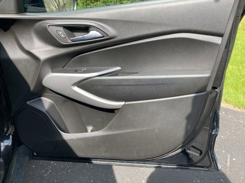Used 2024 Chevrolet Trax RS w/ Sunroof Package FWD image 28