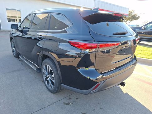 Used 2021 Toyota Highlander XLE image 4