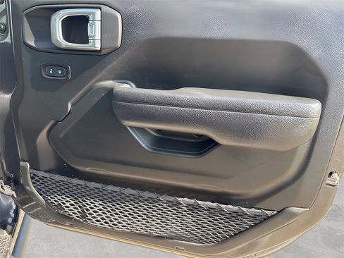 Used 2022 Jeep Gladiator Willys image 9